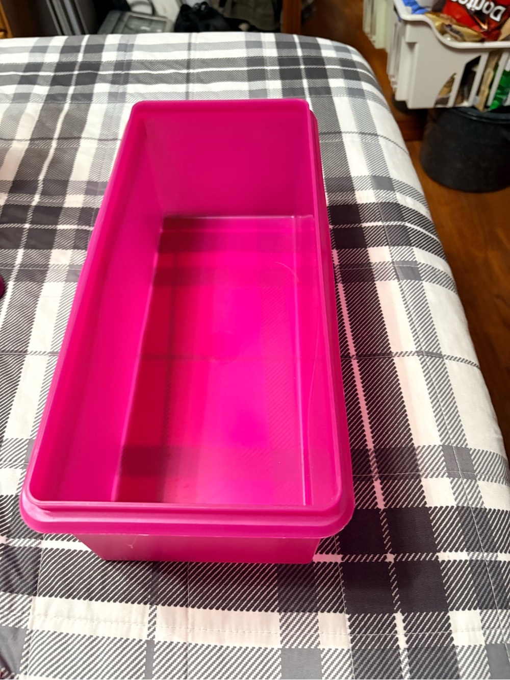 Tupperware Bright Magenta Rectangular Plastic Storage or bread Container - Picture 3 of 5